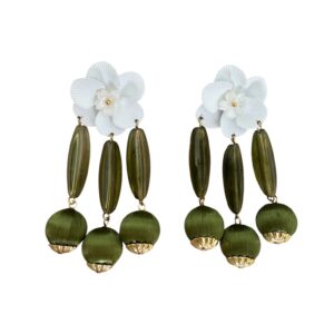 PENDIENTES FLOR BLANCA Y VERDE OLIVA